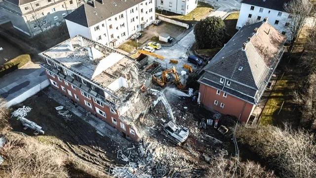 Luftbild eines Abbruchs in enger Bebauung