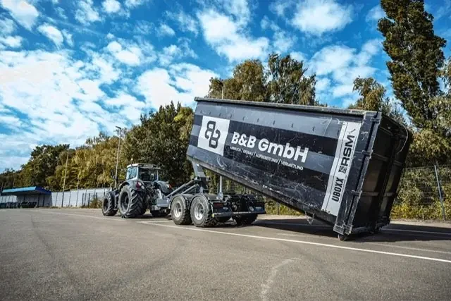 Abrollcontainer der B&B GmbH auf dem Transportanhänger