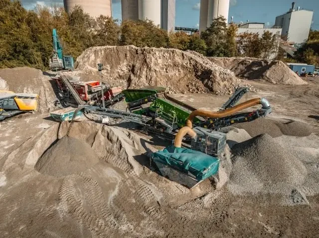 Luftbild der Aufbereitungskette aus Brecher und Siebanlage