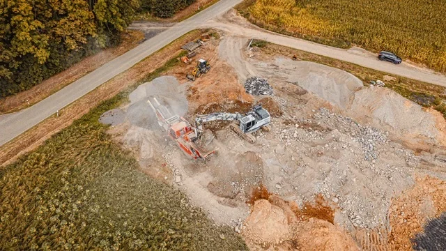 Luftbild eines freigemachten Baufelds mit Haufwerken