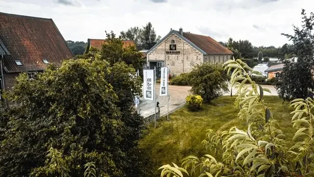 Luftbild des Betriebshofs mit Maschinenpark der B&B GmbH