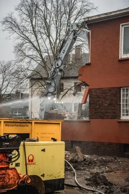 Hausabbruch mit Staubbindung durch Wassernebel