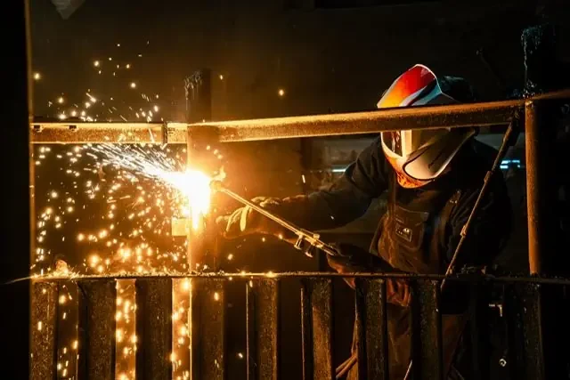 Funkenflug beim Brennschneiden im Industrierückbau