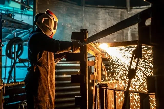 Brennschneiden eines Stahlträgers bei der Industriedemontage