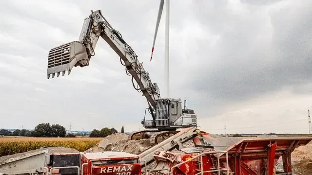 Kettenbagger beschickt den mobilen Prallbrecher – Einsatz der B&B GmbH in Bergheim