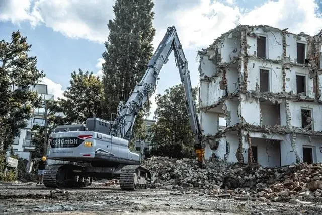 Longfront-Bagger beim Abbruch eines mehrgeschossigen Gebäudes