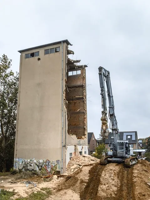 Longfront-Bagger beim Rückbau eines Turmgebäudes