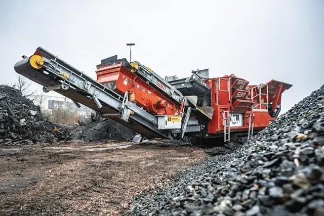Mobile Siebanlage an der Schotterhalde