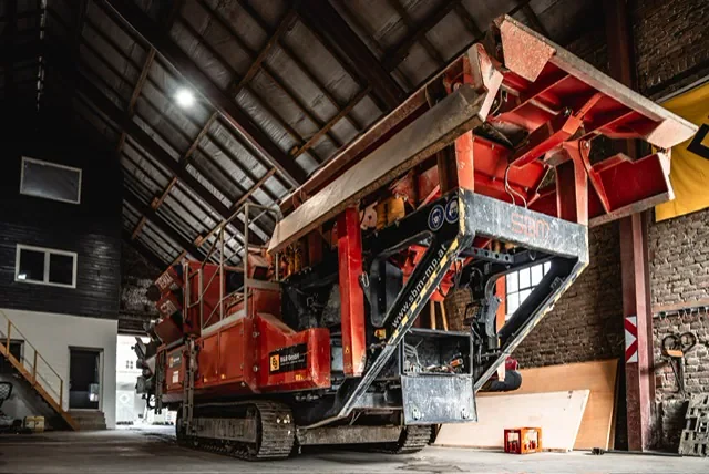 Mobiler Brecher im Inneren einer Industriehalle
