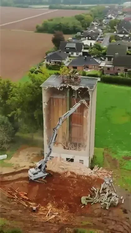 Luftbild vom Silo-Abbruch mit Longfront-Bagger