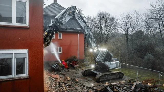 Teilabbruch eines Wohnhauses mit Wassernebel zur Staubbindung