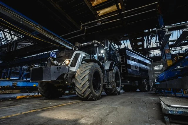Transportgespann der B&B GmbH vor der Halle