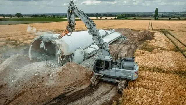 Rückbau eines Windkraftturms auf dem Feld