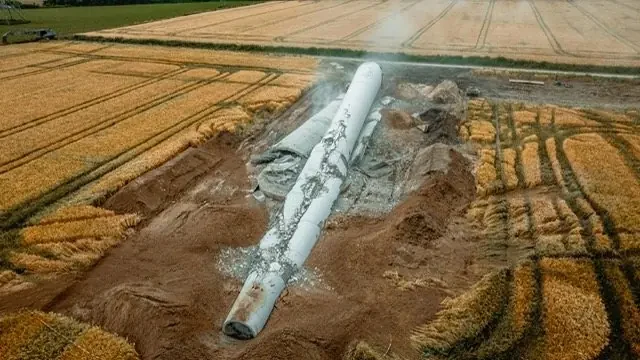 Luftbild des liegenden Turmsegments beim Windkraft-Rückbau